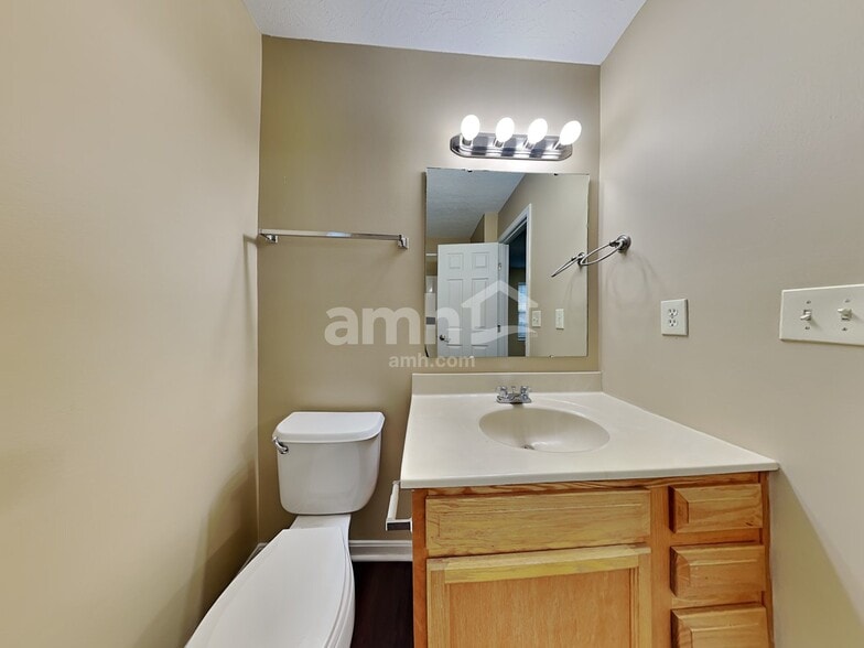 Building Photo - 10204 Meadow Glen Dr