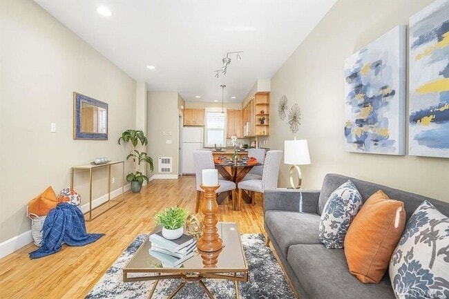 Building Photo - Fantastic Queen Anne Townhome