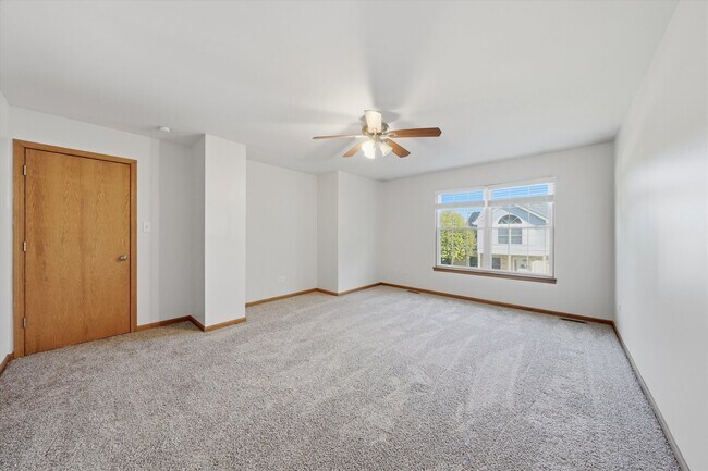 Building Photo - 16051 Laurel Dr