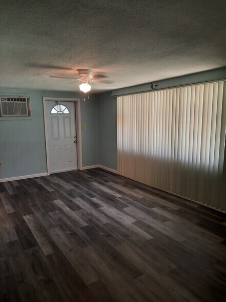 Livingroom - 4722 Fairway Dr S