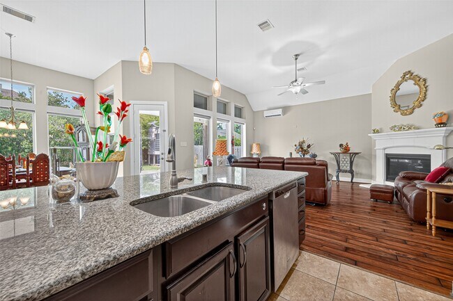 Building Photo - 15802 Pine Cone Ln