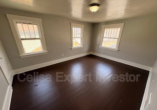 Building Photo - 227 W Darrow Ave