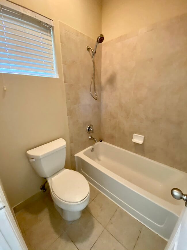 Building Photo - 3538 NW 29th Ct