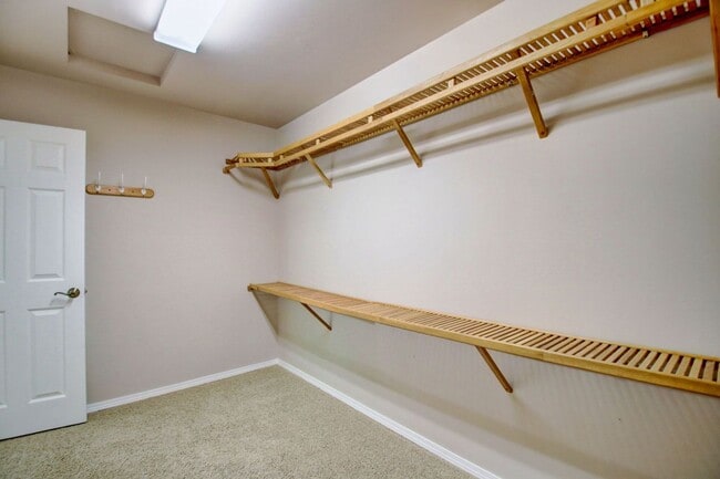 Building Photo - Lovely Clinton Home with Great Light and Pet Friendly!