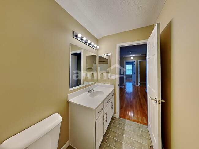 Building Photo - 447 Hartford Ct