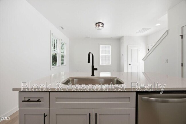 Building Photo - 2815-103 Wilcox Place