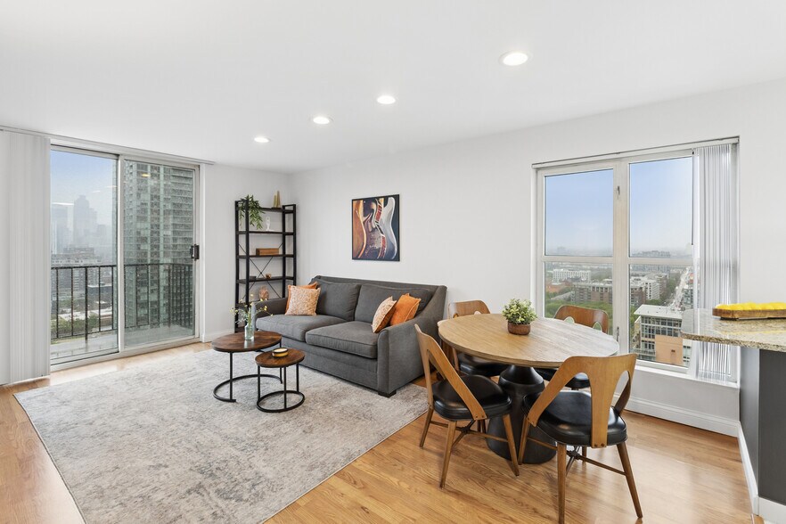 Living Room - 1212 N La Salle Dr