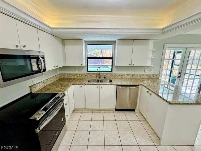 Building Photo - 233 S Cypress St