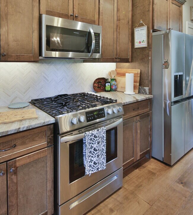 Building Photo - Luxurious 5 bedroom home in Atoka has it all!