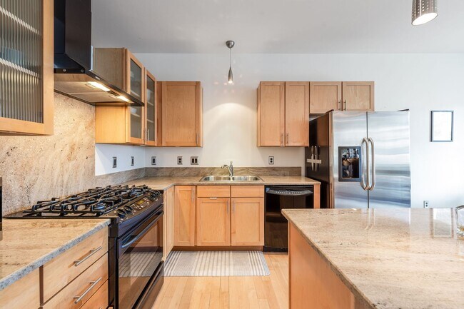 Building Photo - 1BD, 1BA Downtown Denver Condo with Garage...