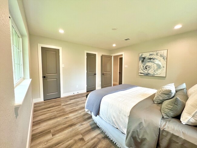 Building Photo - 701 Cannan Dr