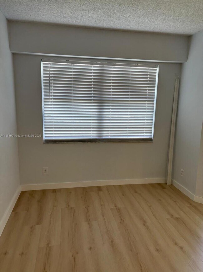 Building Photo - 1001 SW 128th Terrace
