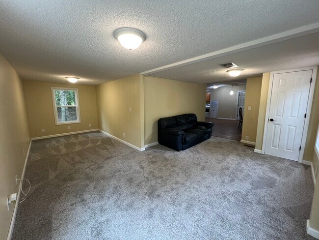 Building Photo - 102 Stillwater Dr
