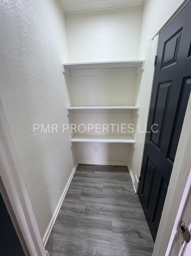 Building Photo - 2 Bedroom / 1 Bathroom Single-Family Home