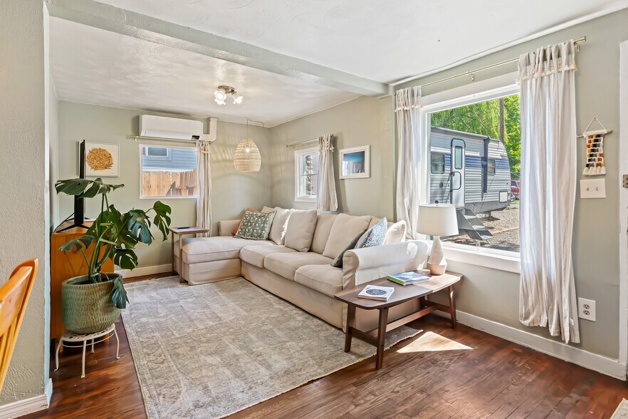 Building Photo - 1045 N Clithero Dr