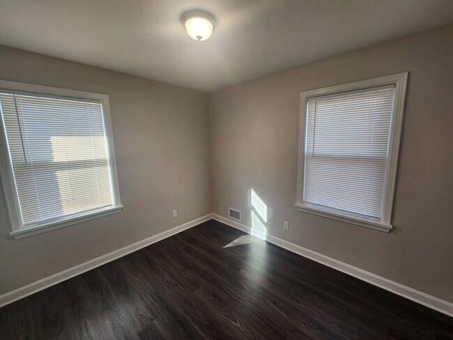 Building Photo - Updated 3 bedroom 1 bath in Shively! Excel...