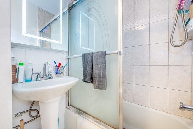 Building Photo - 606 59th St