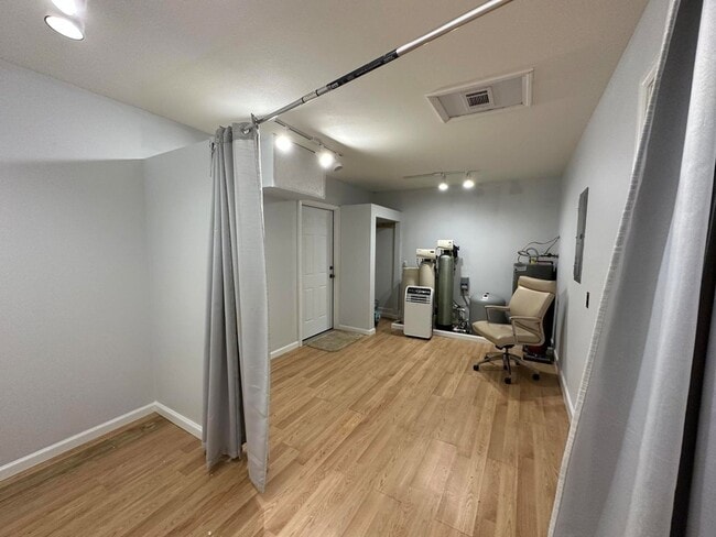 Building Photo - 5127 Stewart Dr