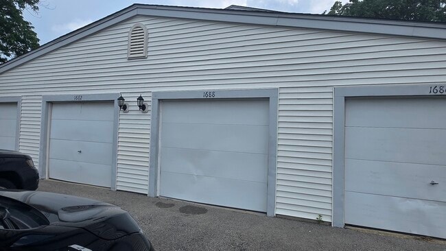Building Photo - 1688 Queensbury Cir