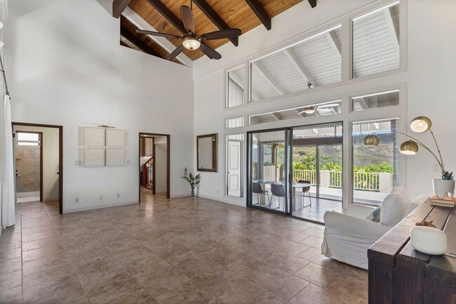 Building Photo - Completely Remodeled 3 Bed/3 Bath with Exp...