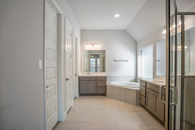 Building Photo - 7845 Charter Hill Dr