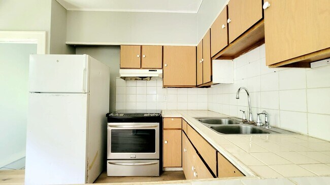 Building Photo - 721 Haney Ave