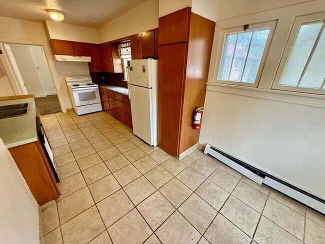 Building Photo - 1/2 Off First Months Rent! 3 Bed + 2 bonus rooms in basement, 2 Bath Home NEAR CSU! Flexible leas...