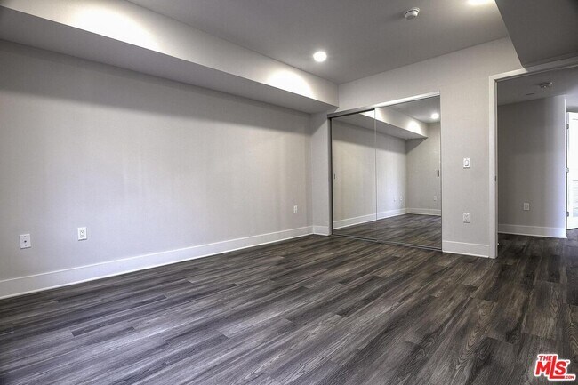 Building Photo - 5030 Rosewood Ave