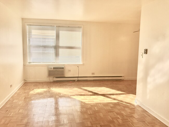 Bright & specious living room and dinning combo - 5920 N Kenmore Ave