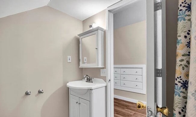 Building Photo - 348 Woodbine Way