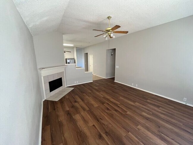 Building Photo - Bright & Inviting Home with Walk-In Closet...