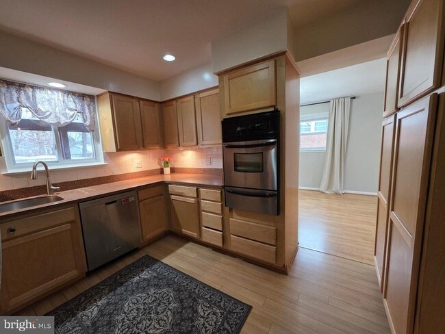 Building Photo - 8140 Drayton Ln