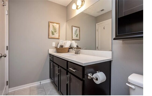 Upstairs Full Bathroom - 3509 SE Glen Dr