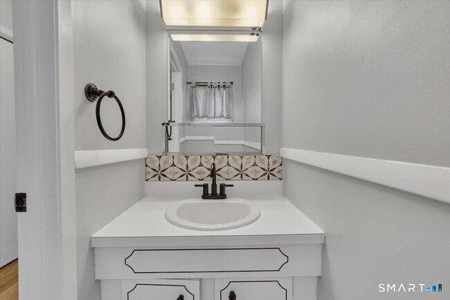 Building Photo - 10 Briar Ct