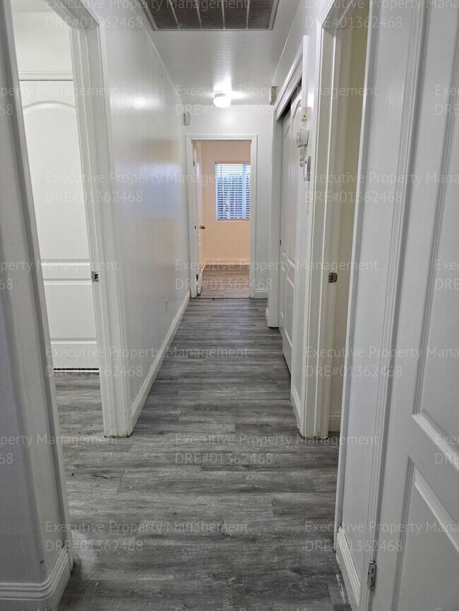 Building Photo - 4 bedroom/ 2 bathroom located in the South...