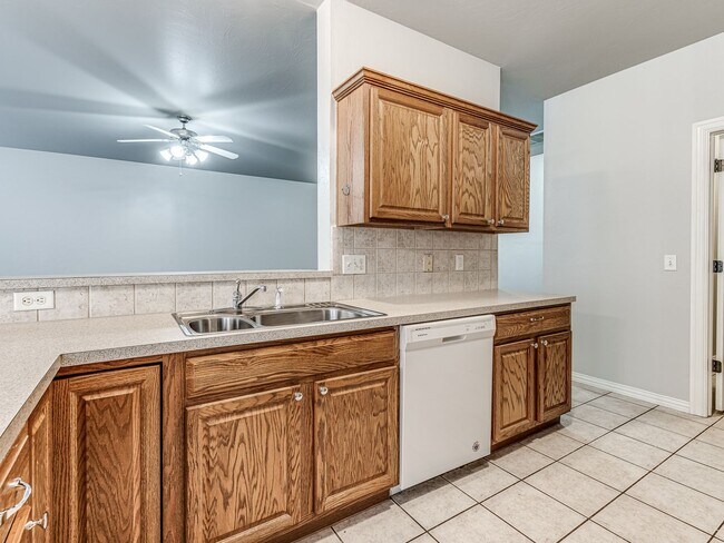 Building Photo - Well kept home in Edmond + 3 bedrooms + Office + Edmond Schools