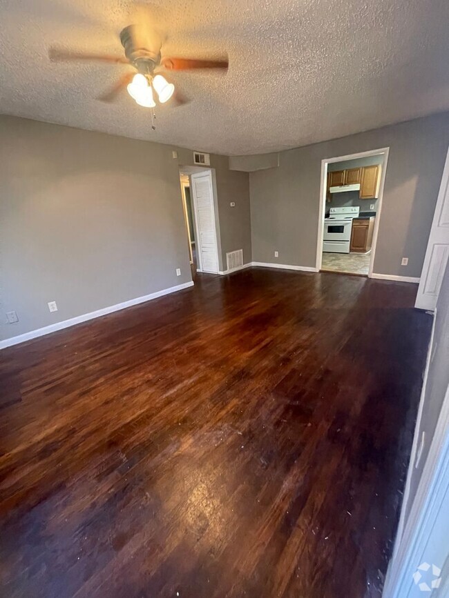 Building Photo - LOOKING FOR IMMEDIATE MOVE IN!  Cozy 2 bed...