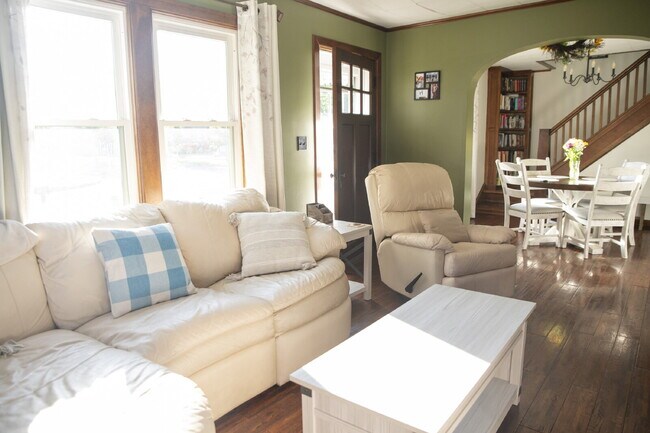 Building Photo - Beautifully Renovated 4-Bedroom Home with Fenced Backyard!