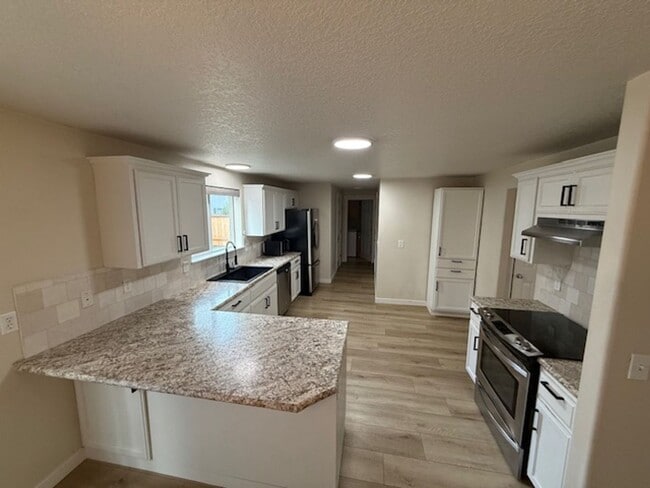 Building Photo - 3 Bedroom 2.5 Bath Newberg OR