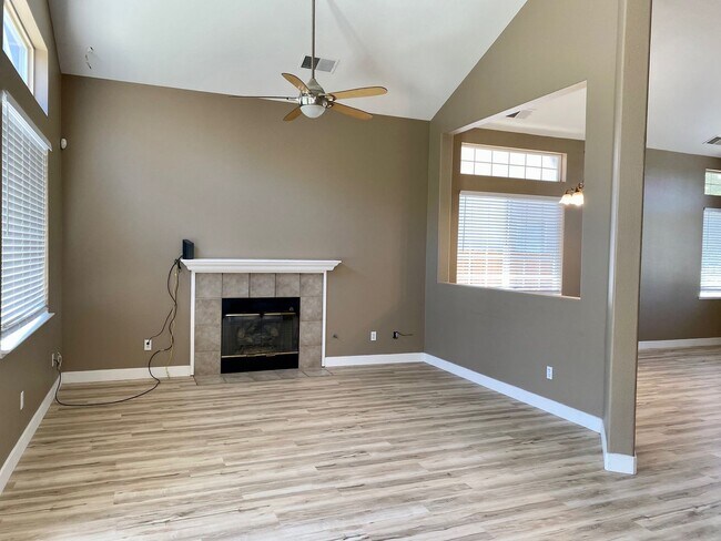 Building Photo - 4 bedroom close to freeway, parks and shopping