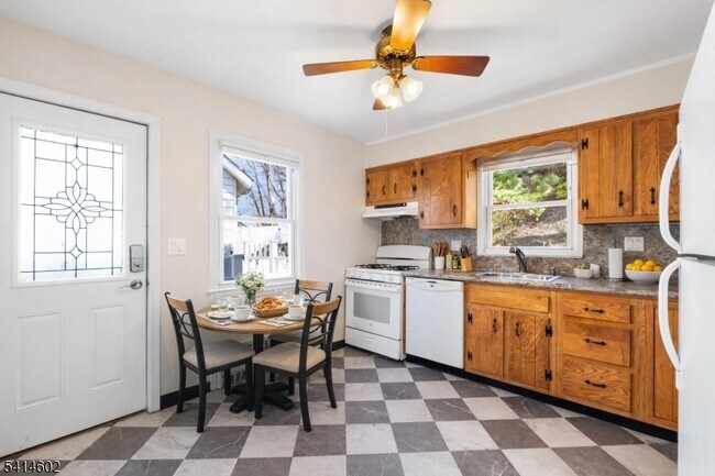 Building Photo - 83 Chestnut Hill Dr W