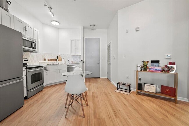 Building Photo - 898 Oak St SW