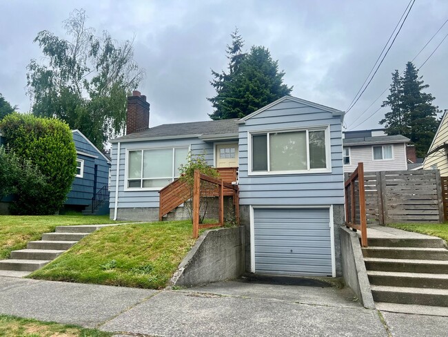 Primary Photo - 3 Bedroom 2 Bathroom in Greenlake!