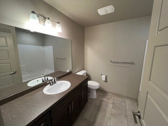 Building Photo - 2200 Greenview Cir