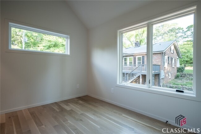 Building Photo - 297 Morton Ave