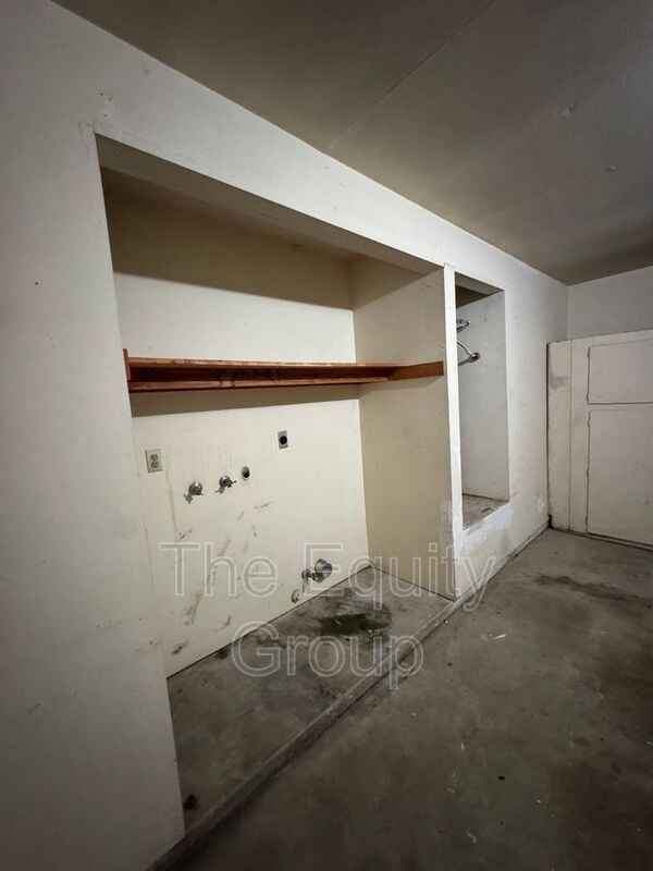 Building Photo - 722 S Linwood St