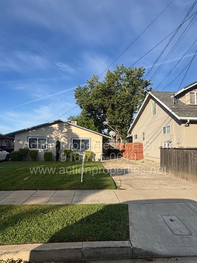 Building Photo - Central Roseville -Duplex 1 Bed, 1 Bath Duplex Large Fenced Yard, Gardener Included - No Laundry ...