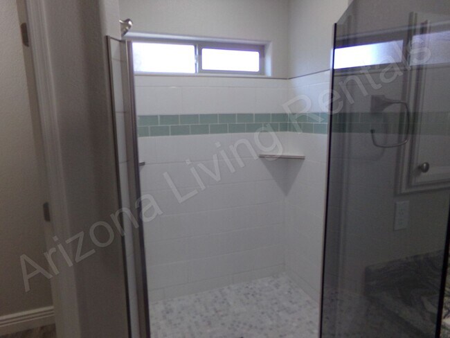 Building Photo - GORGEOUS 3 BEDROOM 2 BATHROOM HOME