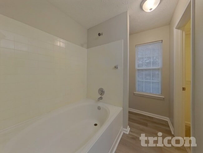 Building Photo - 915 Riley Farm Ln