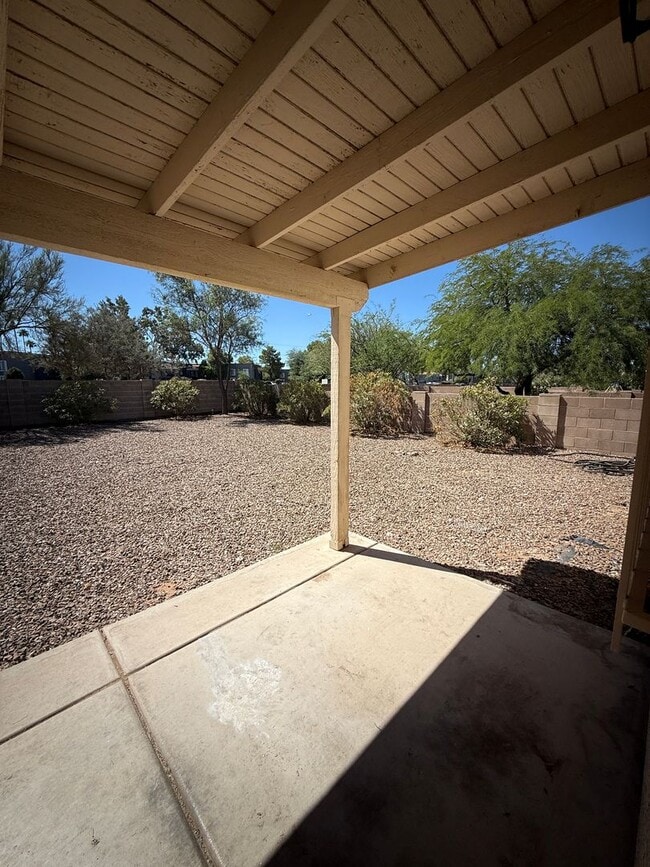 Building Photo - Delightful East Side 3 bedroom/2 bath Home...